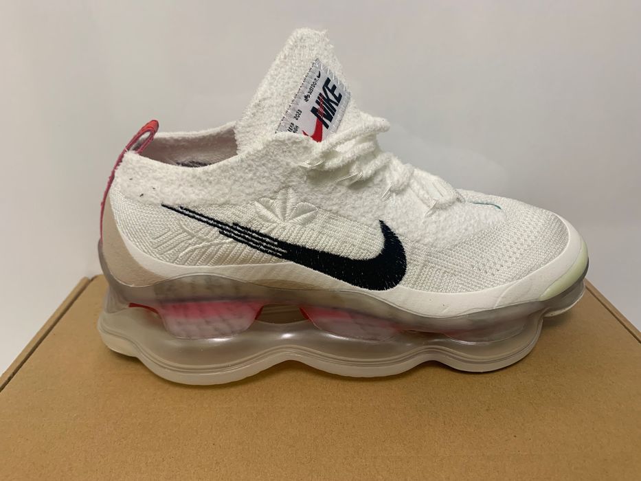 Нови дамски маратонки Nike Air Scorpion flyknit white налични 39 номер
