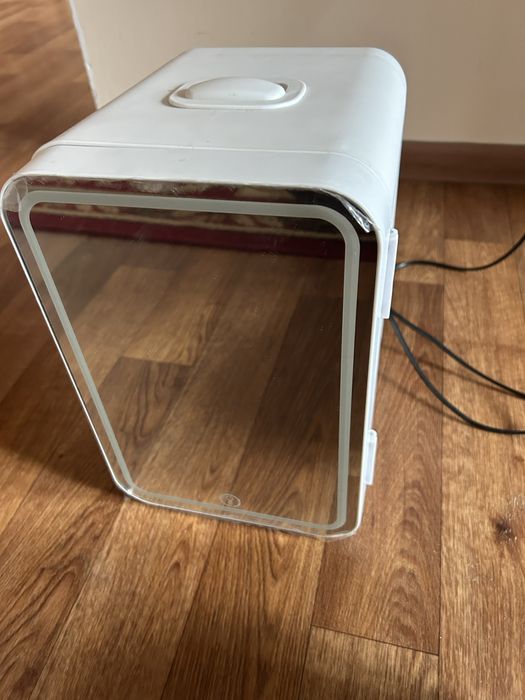 Продам минихолодильник для косметики