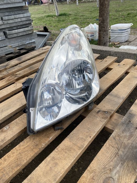 Фар ляв за тойота корола версо 2007 година