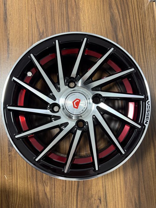 Vossen diska R13 Qora Qizil va Kok rangdagisi bor