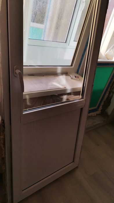 Пластиковая дверь