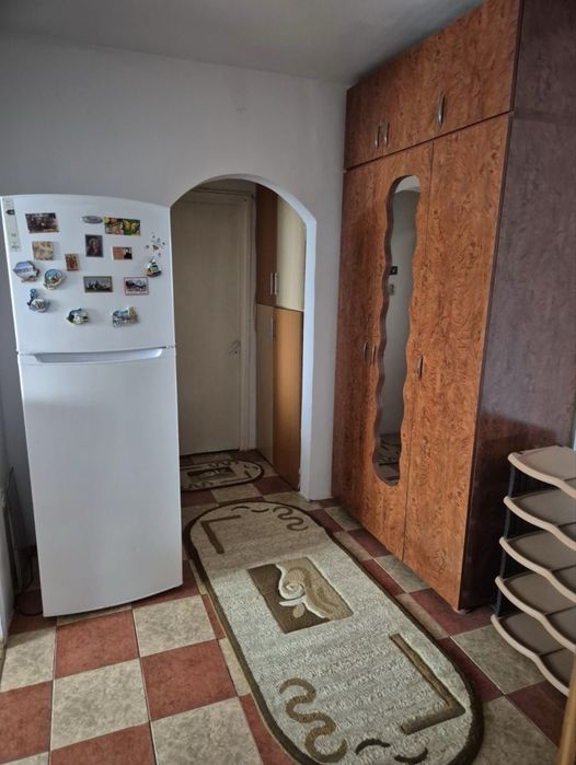 Inchiriez apartament 2 camare decomandat zona 9 mai