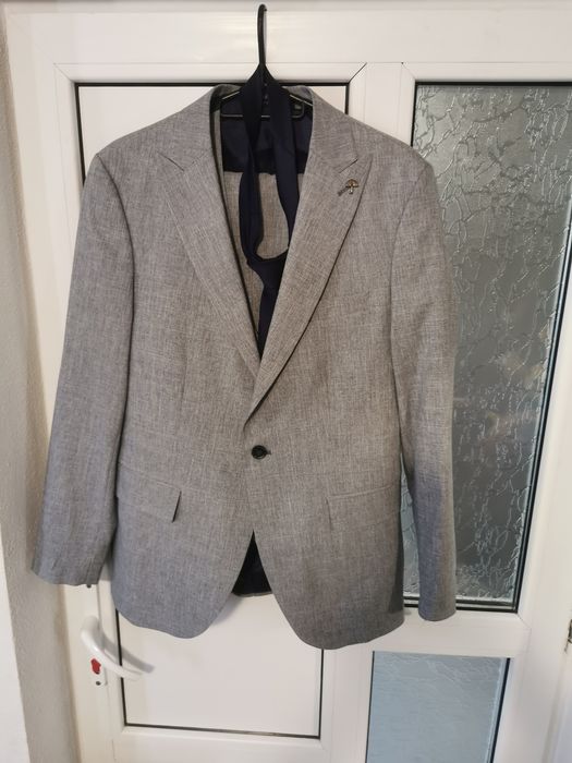 Vând costum bărbătesc nou