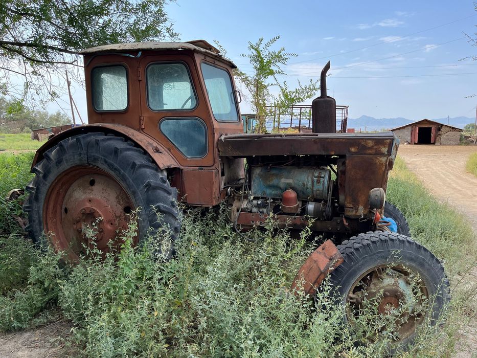 Трактор Т40 вместе косилкой, граблей и второй трактор без двигателя