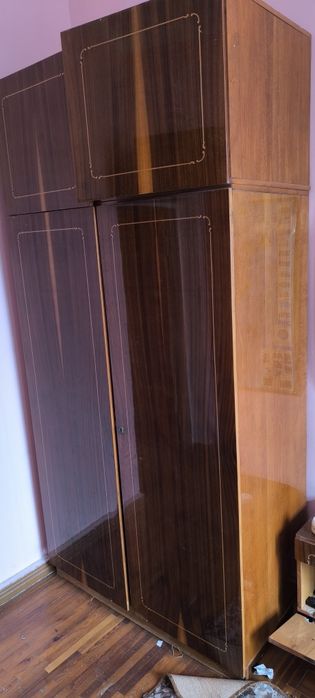 Шифоньеры, большие стенки и старый телевизор, подставки