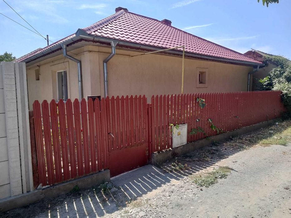 Casă cu teren de vânzare
