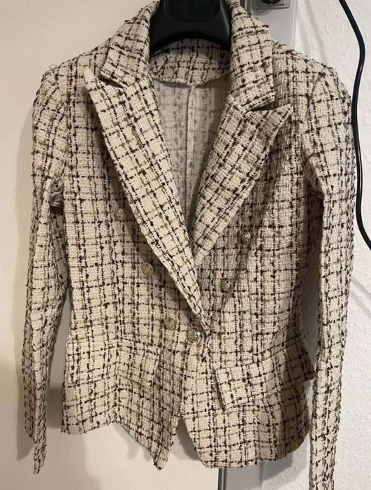 Дамско сако в бежов цвят