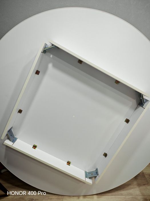 Круглый стол белого цвета