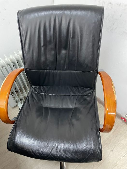 Кресло кожаное , офисное.