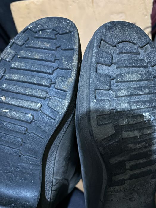 Продам резиновые литые сапоги