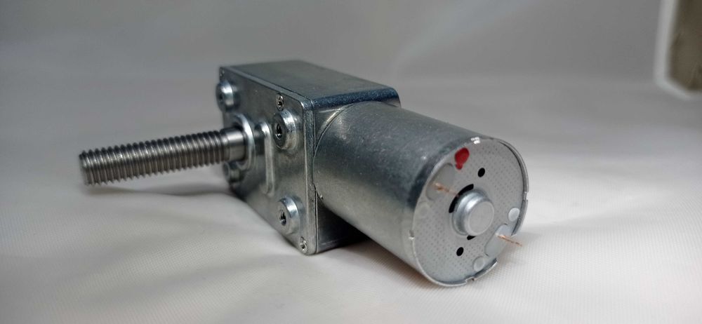 Продам моторчик шаговый с кронштейном