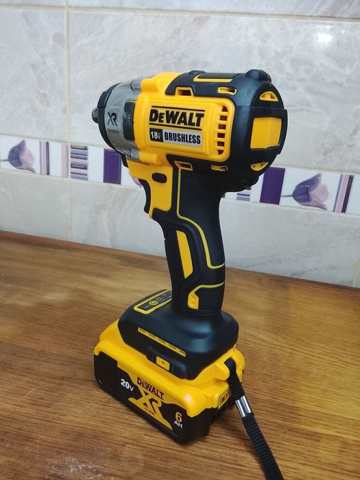 Impact pentru înșurubat DCF880 cu o baterie de 6a Nou