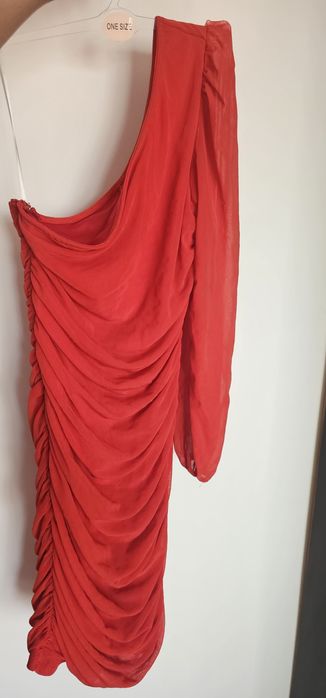 Rochie scurta , foarte sexy este impecabilă