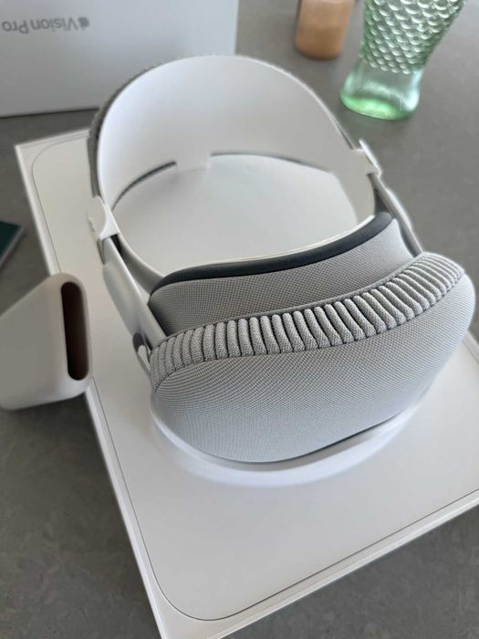 Apple Vision Pro VR очила, 256GB, сиви + PS VR2 Sense