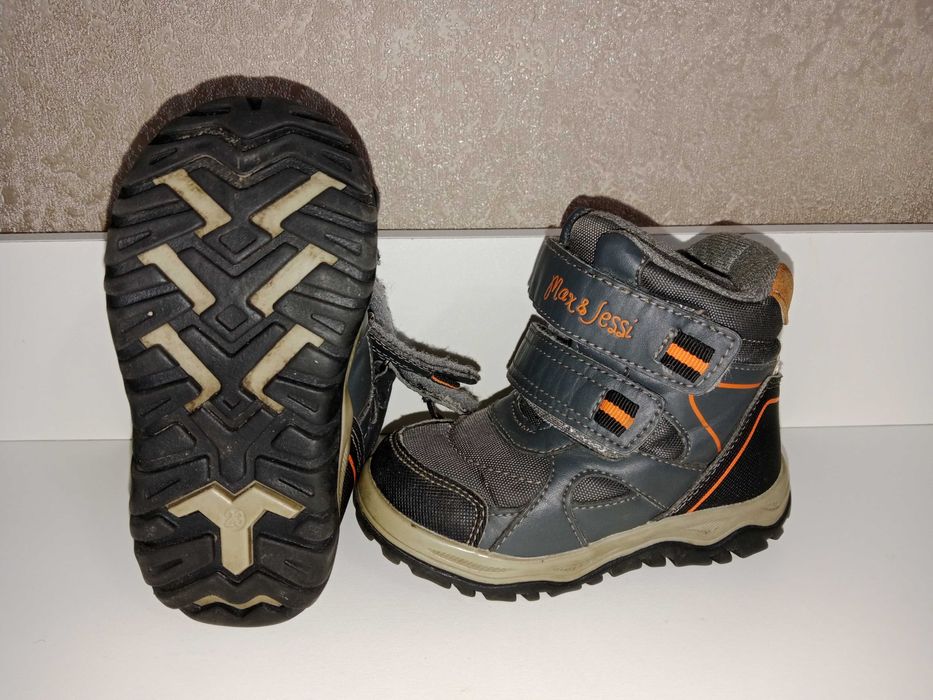 Продам ботинки демисезонные и кеды для мальчика