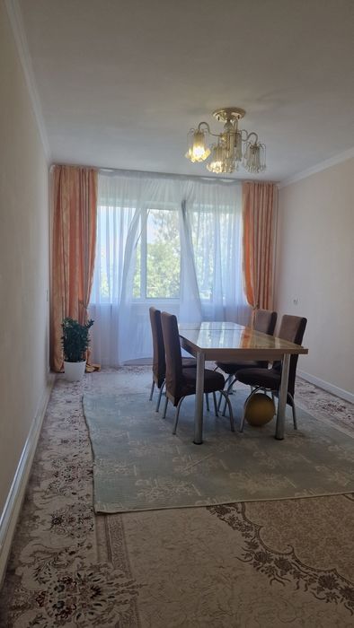 Продается стол и стулья.