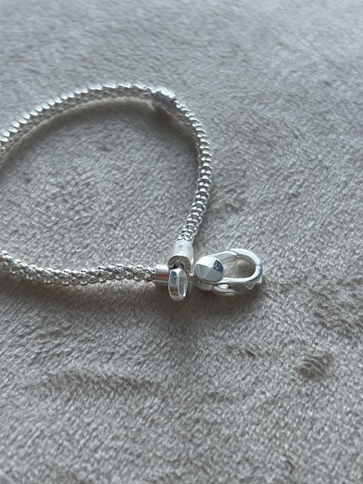 Pandora bratara in relief