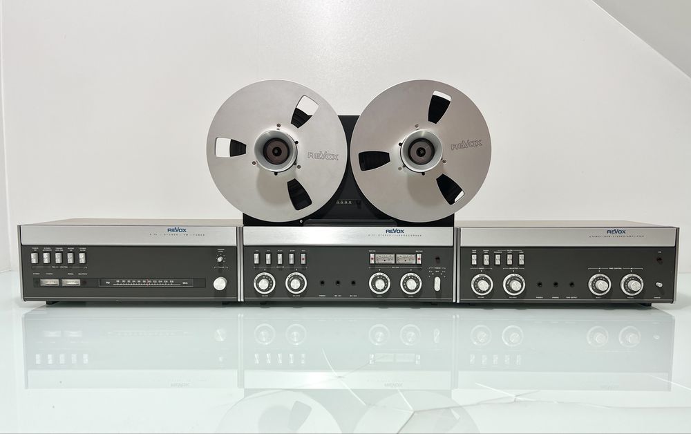 Linie REVOX compusă din magnetofon Revox A77 cu capac antipraf, amplificator A78, radio/tunor A76