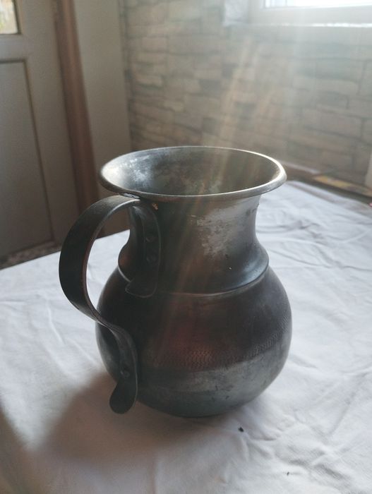 Продавам стара медна кана,ръчно кована.