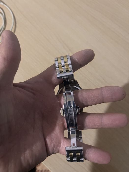 Продам 2 часы общий 25000тг уступка будет