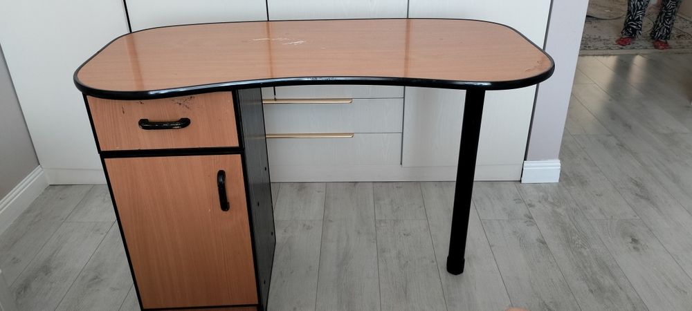 Письменный стол.