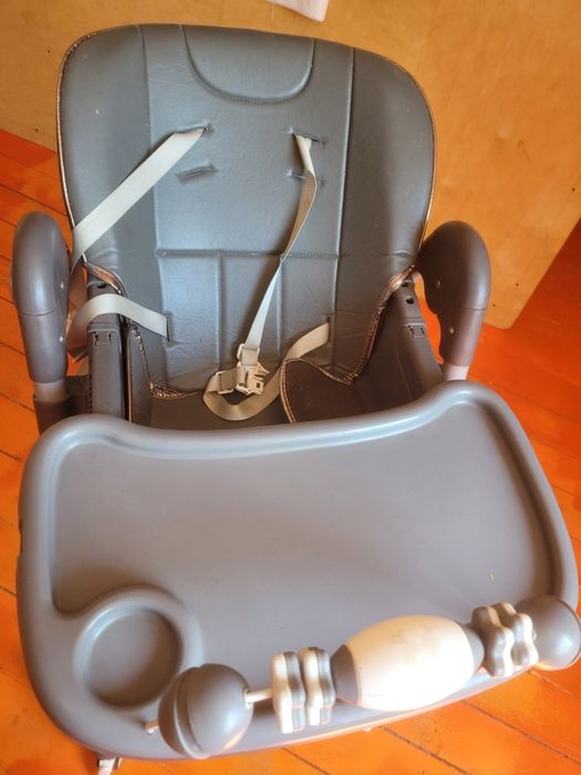 Кішкентайларға тамақ ішетін столик сатылады.