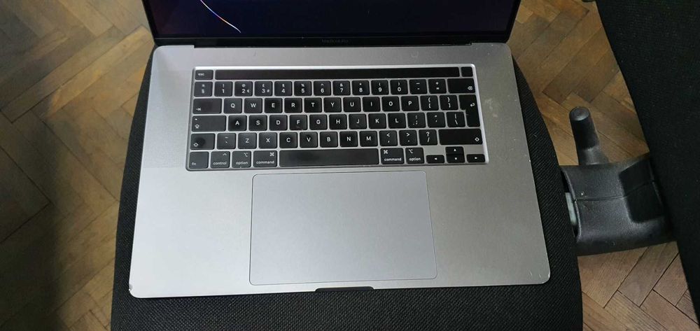 MacBook Pro 2019 A2141 16" работещ ,счупен дисплей ,i9, 1TB SSD , 16Gb RAM
