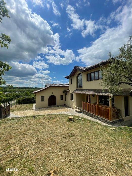 Casa ecologica din beton de canepa, 200 mp, 11 arii teren, zona Tautii
