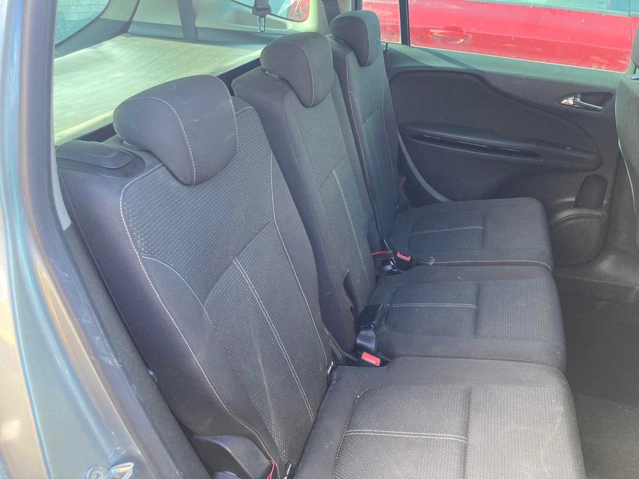 Седалки салон опел зафира турер