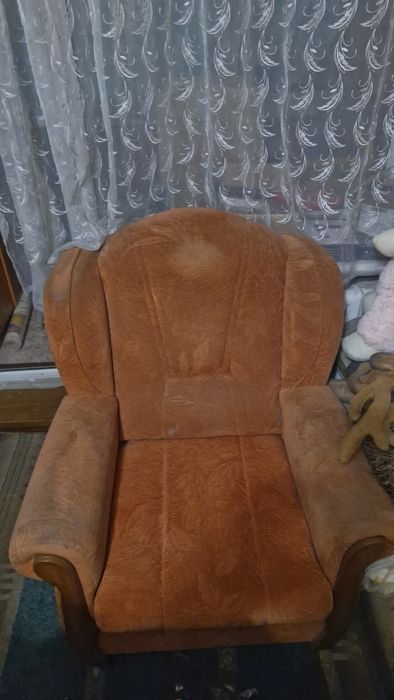 Диван раскладной и кресло отдам даром без запахов и всяких насекомых