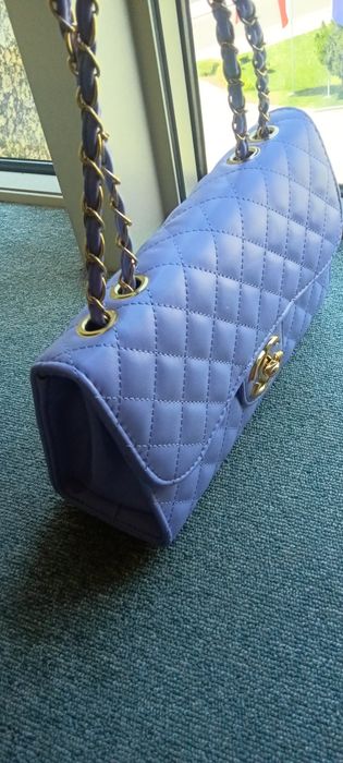 Стилна дамска чанта. Изработена от висококачествена еко кожа. Разполага с: едно разпределение, отвътре с два джоба