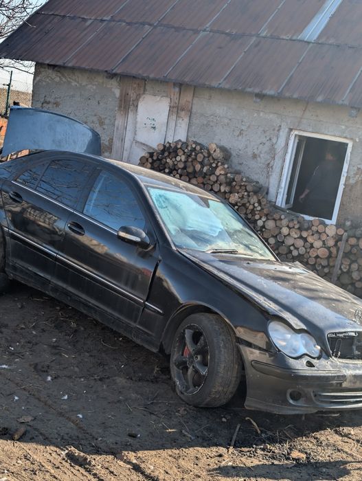 Dezmembrez Mercedes Benz c w203