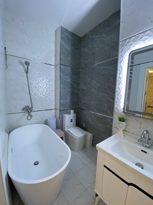 Новостройка квартира сотилади(қизиқ бўса нархи келишилади),ўзимни уйим