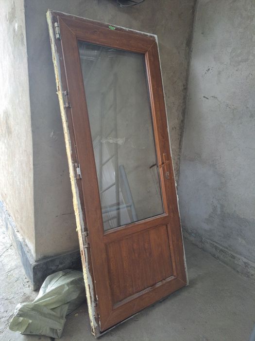 Пластиковая дверь ,золотой дуб бу 205  87