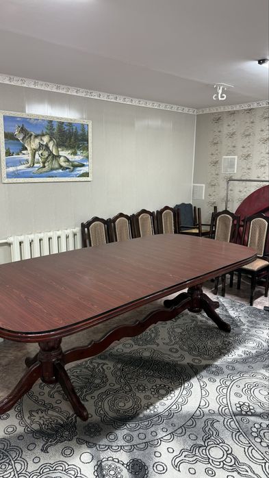 Стол Стулья для гостей