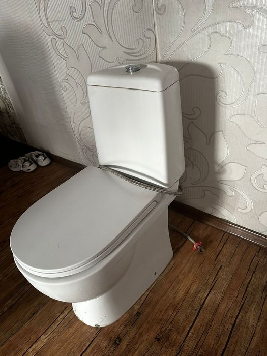 Продаю унитаз с бачком