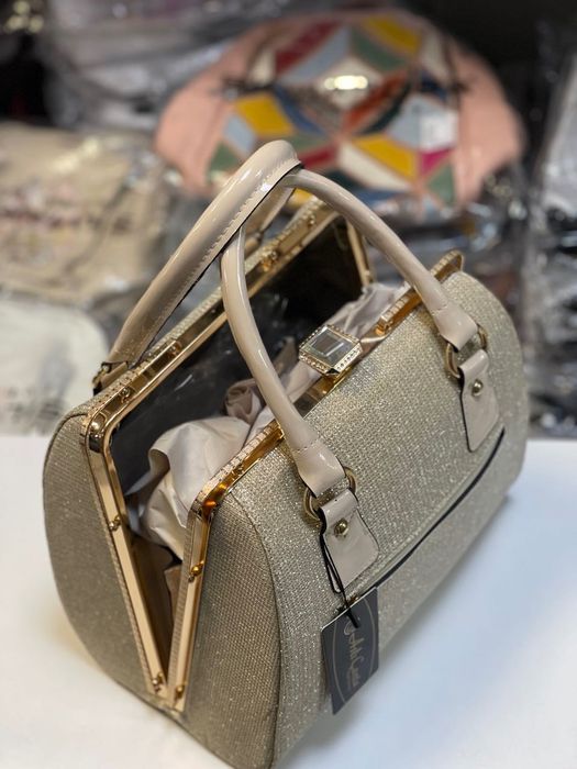 Дамска чанта с блясък, с закопчалка твърда структура – Златно бежово