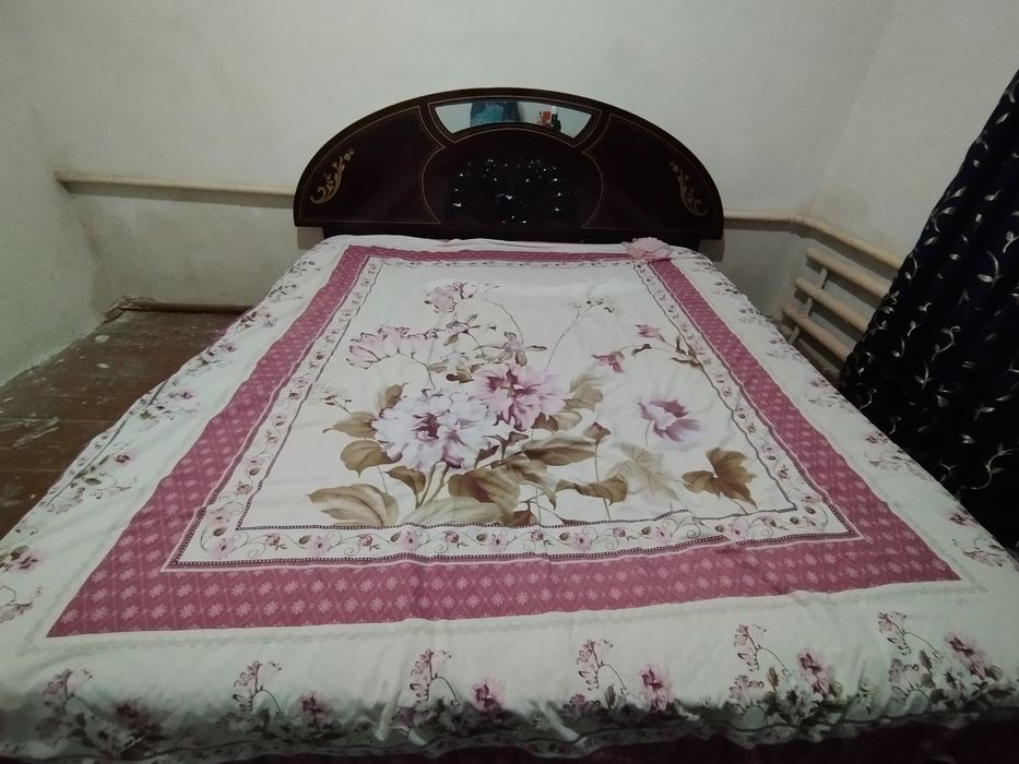 Спальняя кровать  тумба с зеркалам