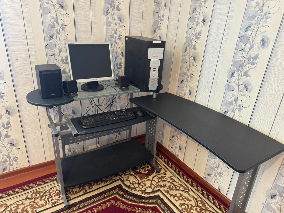 Компютер вместе со столом за было несколька раз в исползван цена 60000