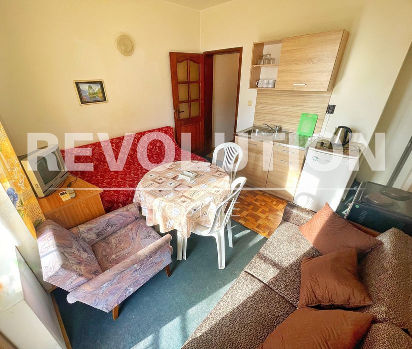 Дава се под наем Двустаен апартамент в к.к. Св.Св. Константин и Елена - 50 кв.м за 400 € - Снимка #1