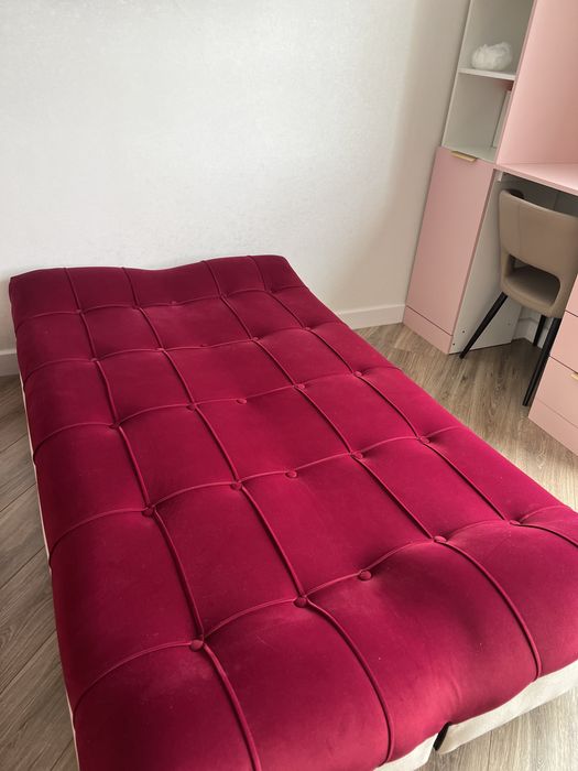 Диван продаю красный