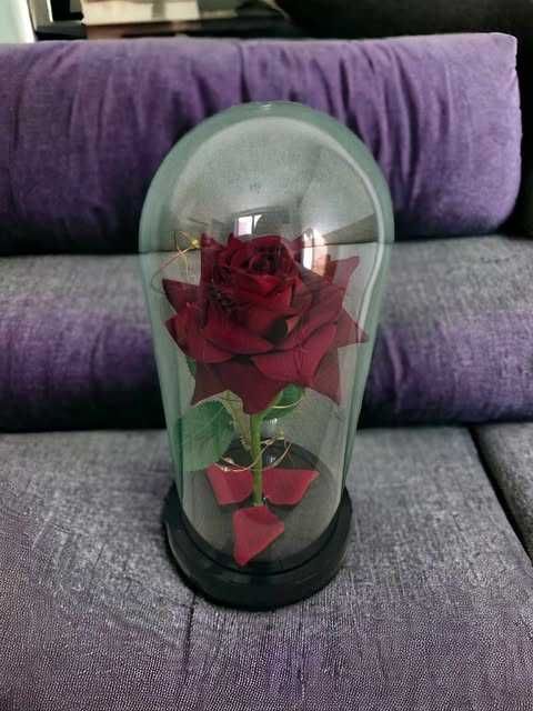 Красива осветена роза в стъкленица с красива подаръчна кутия