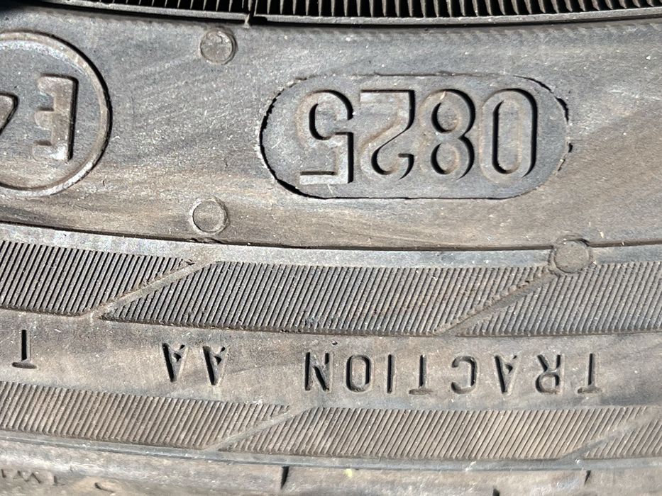 Se ofera spre vanzare 2 caucicuri Continental  R18