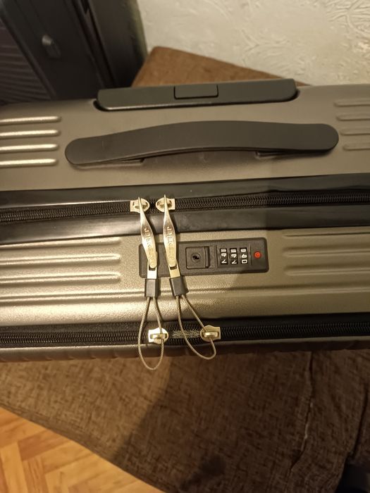 Продам почети новый чемодан