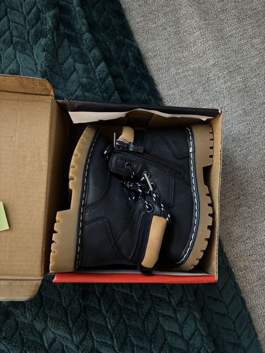 Bocanci bebelusi imblaniti piele