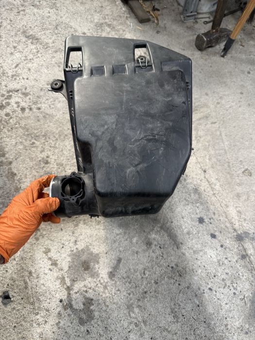 кутия въздъшен филтър БМВ Е60 Е61 бензин