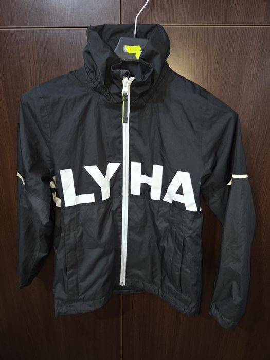 Vând geaca subțire de vânt