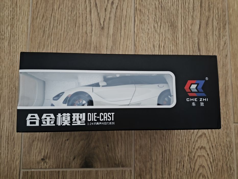 Vand macheta scara 1/24 McLaren 720S cu lumini si sunete