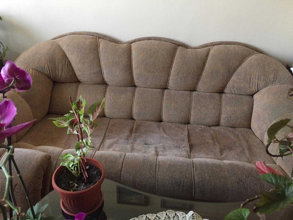 Мебели за хол-диван, два фотьойла и една табуретка.