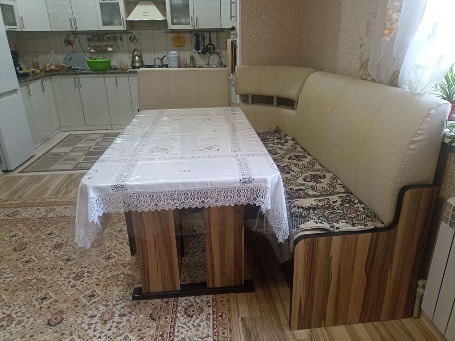 кухонный стол с угловым диваном.